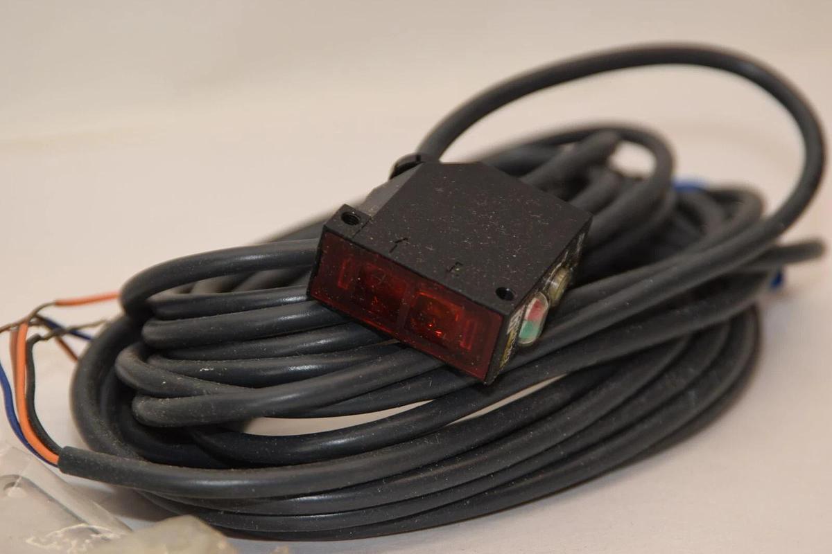 (NEW) OMRON E3S-LS10C4S E3SLS10C4S 12-24Vdc 5m Photoelectric Switch