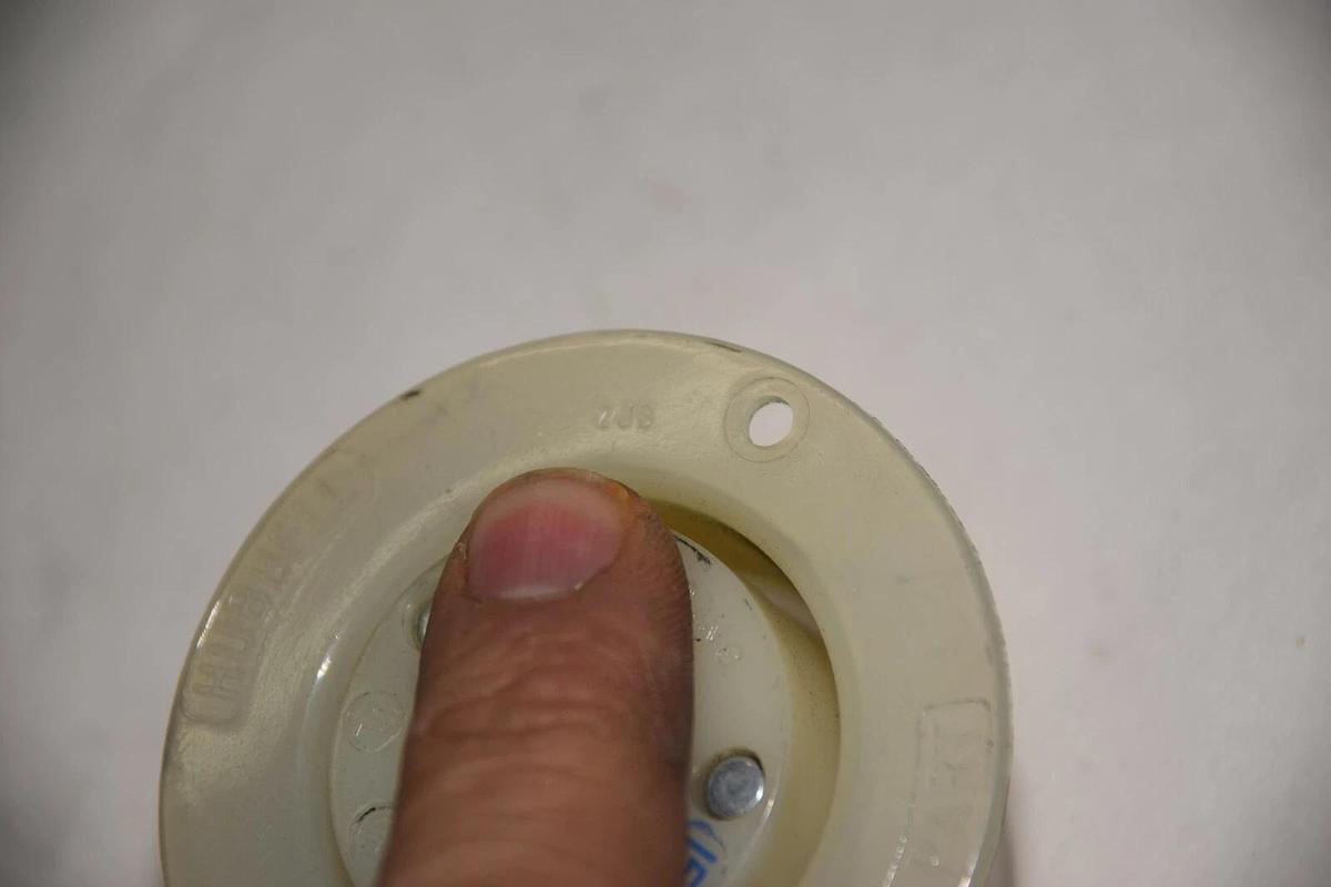 HUBBELL ZJB 15A 250V TWIST-LOCK FLANGED RECEPTACLE NEW