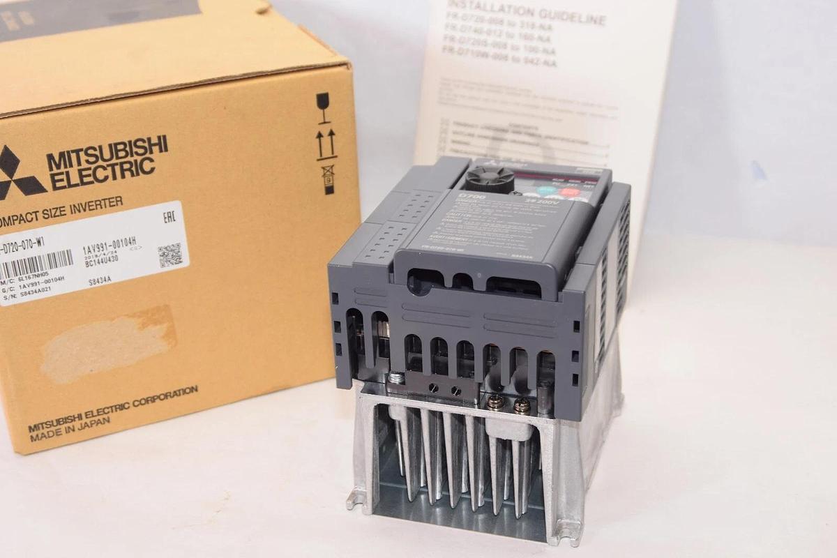 MITSUBISHI ELECTRIC FR-D720-070-W1 200V D700 Compact Size Inverter D700 (NEW)
