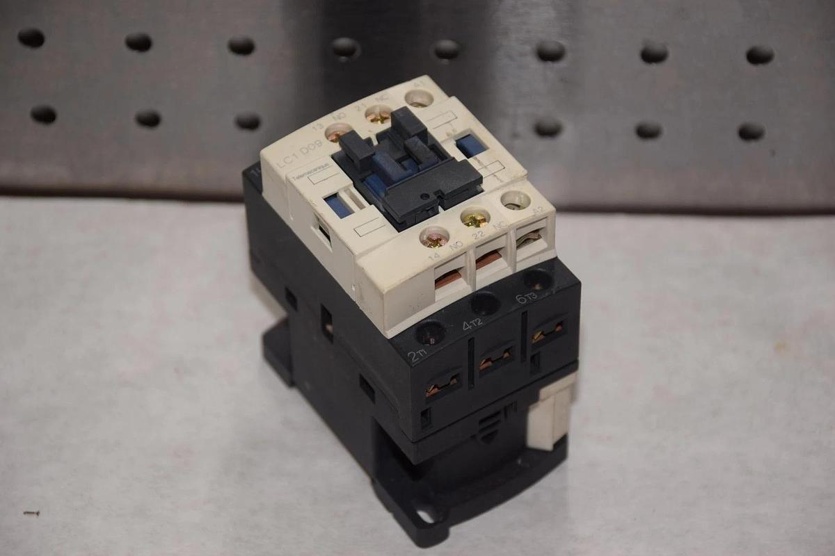 Used SQUARE D / TELEMECANIQUE LC1 D09 LC1D09 110V 50/60Hz CONTACTOR