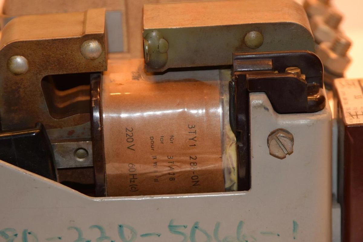 SIEMENS 3TA28 220V 60Hz Air Brake Contactor (NEW)