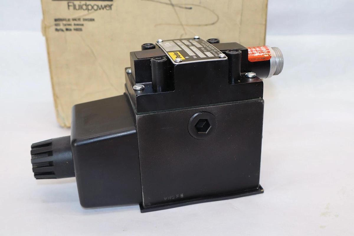 (NEW) PARKER D3W1BNYC56-14 110/120V , .72-.75A , 3000psi Flow Control Valve