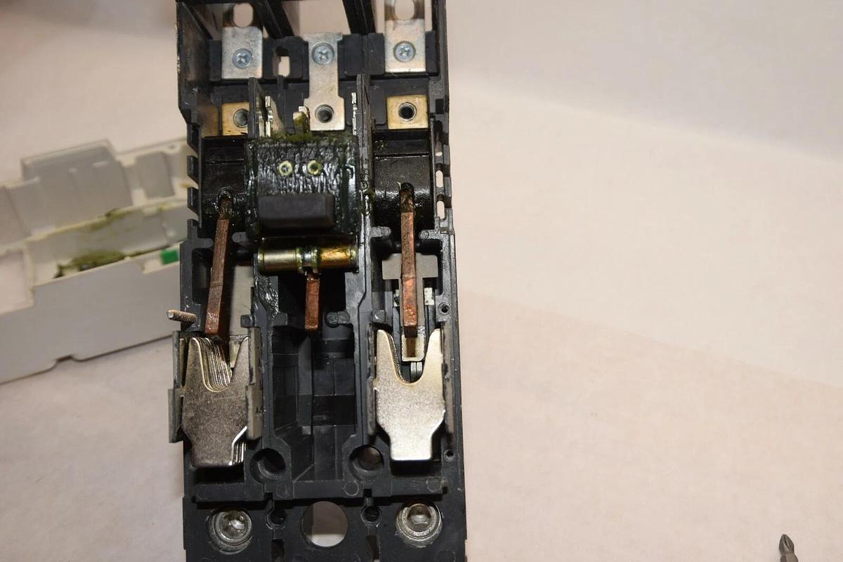 Eaton JD2250F JD 35k 250A 250 Amp A 2 Pole Circuit Breaker *Chipped Corners *