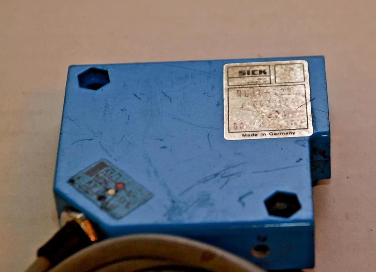 Used SICK Photoelectric Switch Sensor WL10-1222 WL101222 1 002 665 9204 10...30v