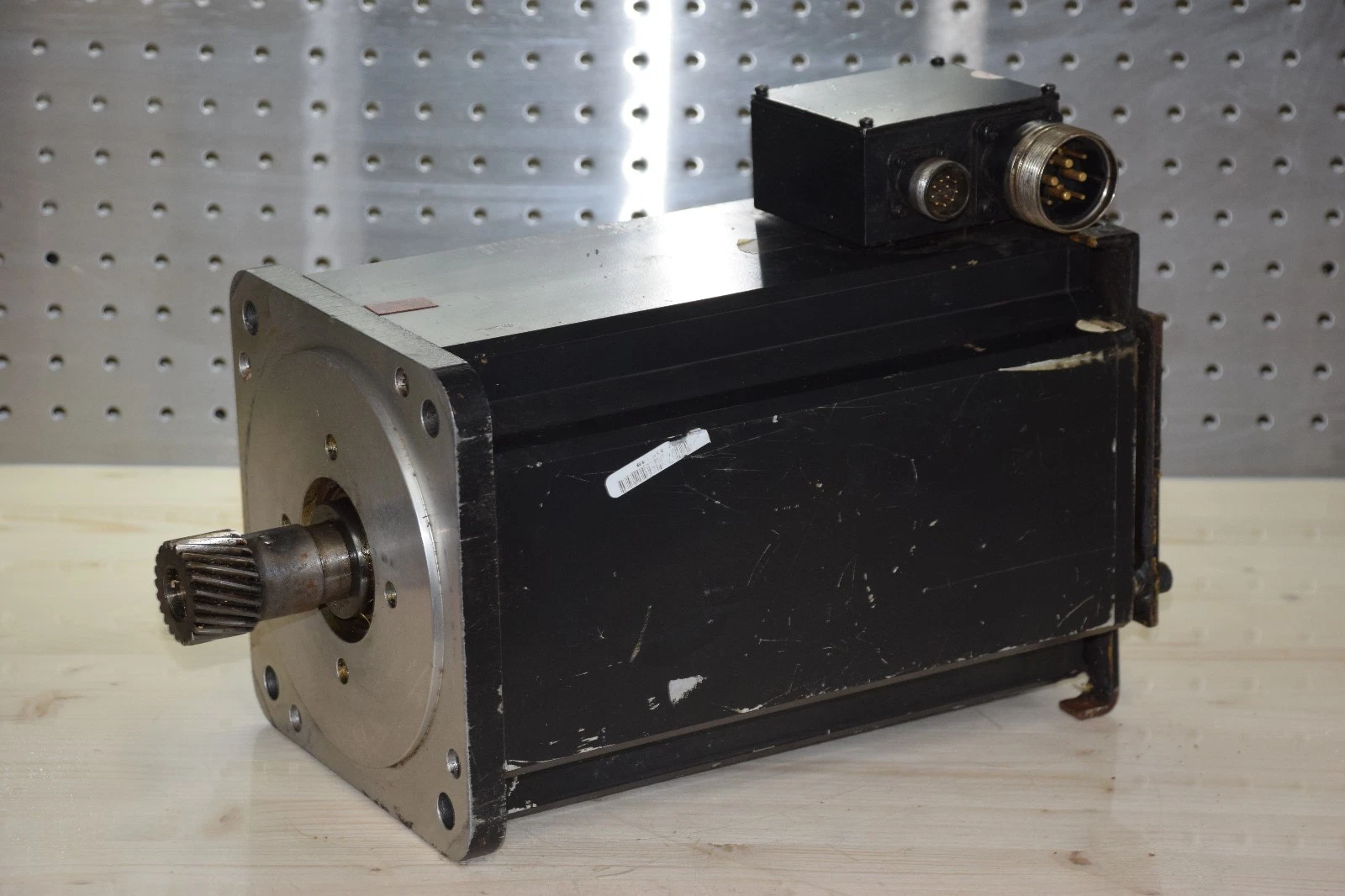 Used PACIFIC SCIENTIFIC SK64FYYYYA-Y05 3000 RPM PERMANENT MAGNET AC SERVO MOTOR