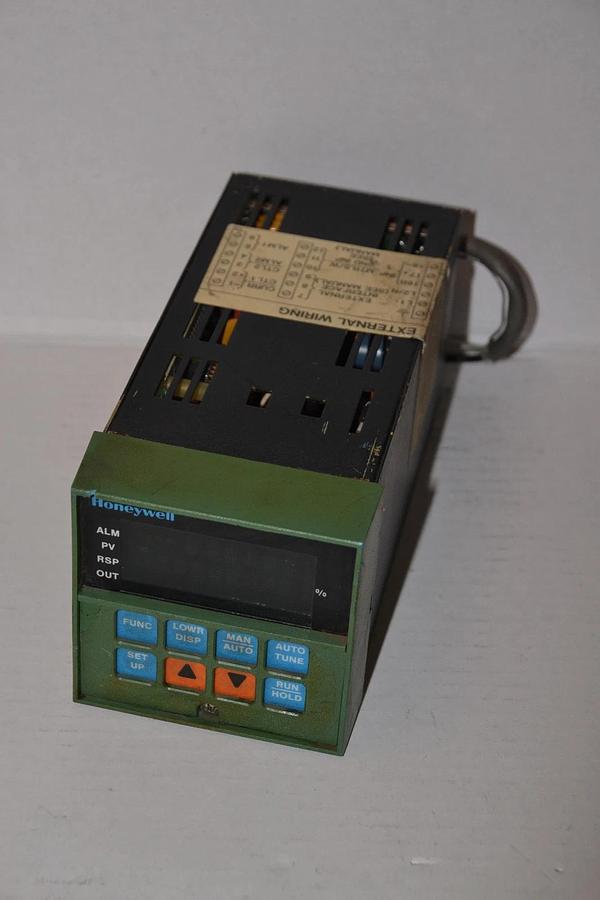 Used Honeywell Temperature Controller YDC3002-0-22A-1-DIN-0111,  51-51-25-07, DC3002-