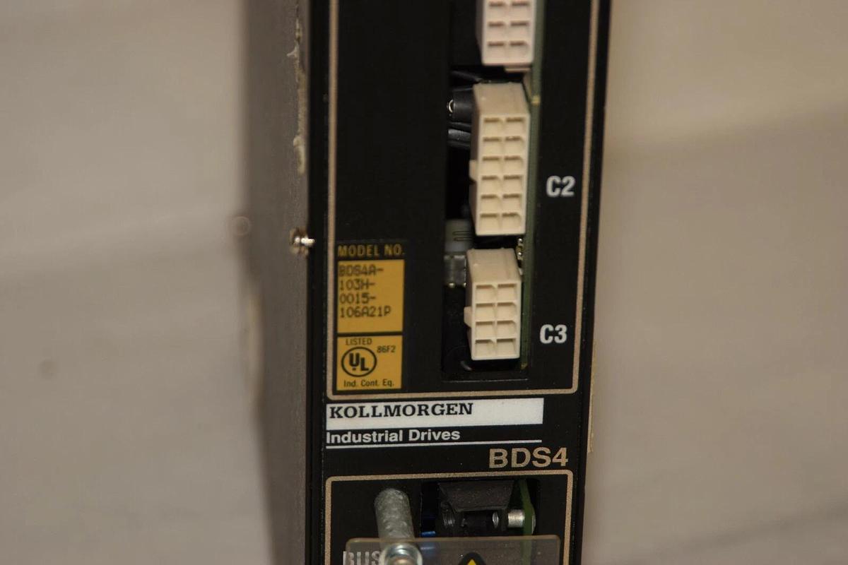 Used KOLLMORGEN Servo Drive BDS4A-103H-0015-106A21P Input 140Vdc Output 115Vac 3A