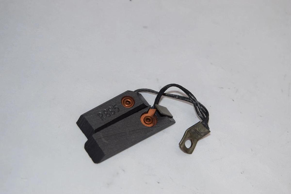 (NEW) CARBON PRODUCTS OPERTAION R885 , 893A643AA P01 893A643AAP01 Carbon Brush