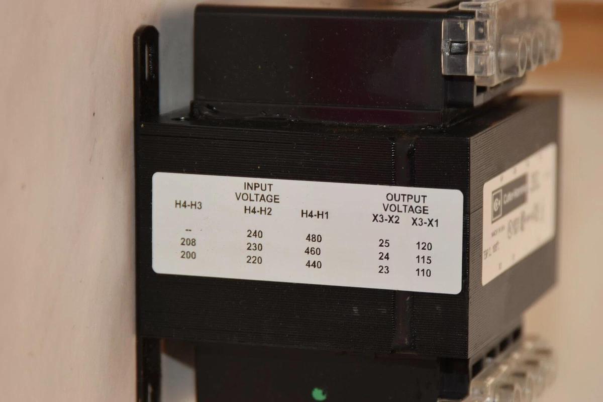 CUTLER HAMMER Transformer CE0100E5ECEFS 100Va Pri: 208/230/460 Sec: 24/115v NEW