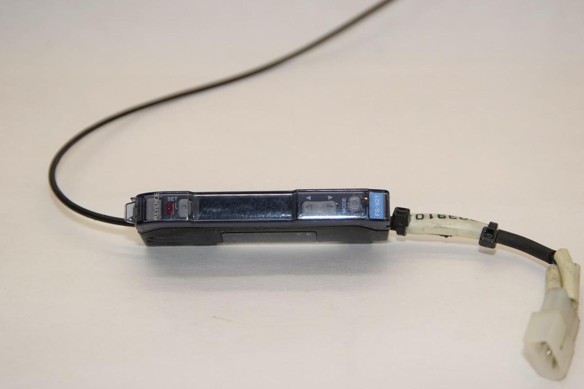Used KEYENCE CORPORATION FS-V21 FSV21 12-24Vdc Fiber Optic Sensor Amplifier