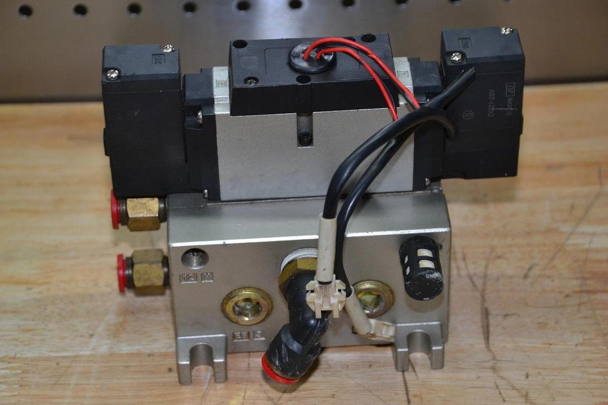 Used SMC VFS3210-5E VFS32105E SOLENOID VALVE ON MANIFOLD