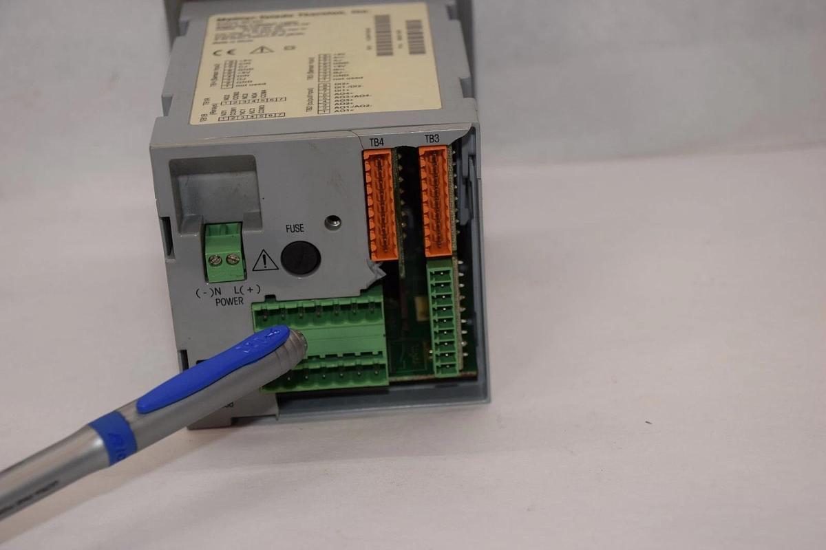 Used METTLER-TOLEDO M300 Flow 4 Channel 1/4DIN 100-240Vac 5W Transmitter