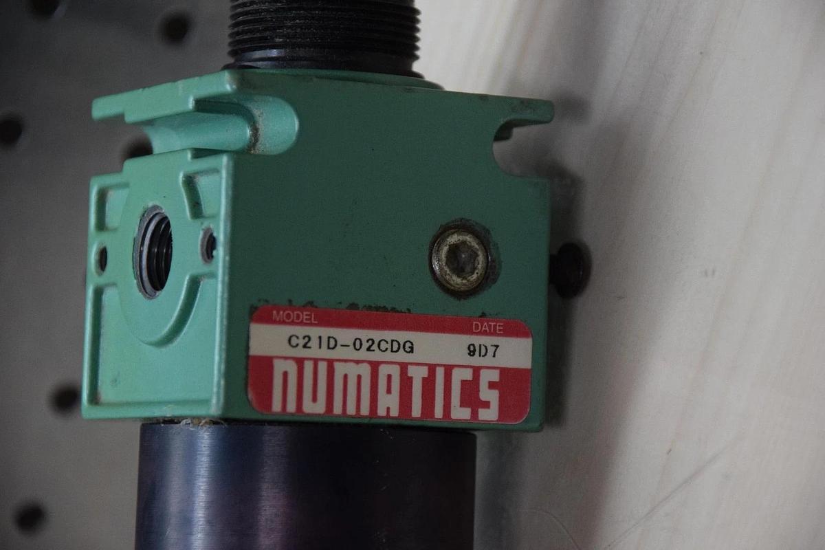 Used NUMATICS C21D-02CDG C21D02CDG 200psi FILTER REGULATOR W/GAUGE