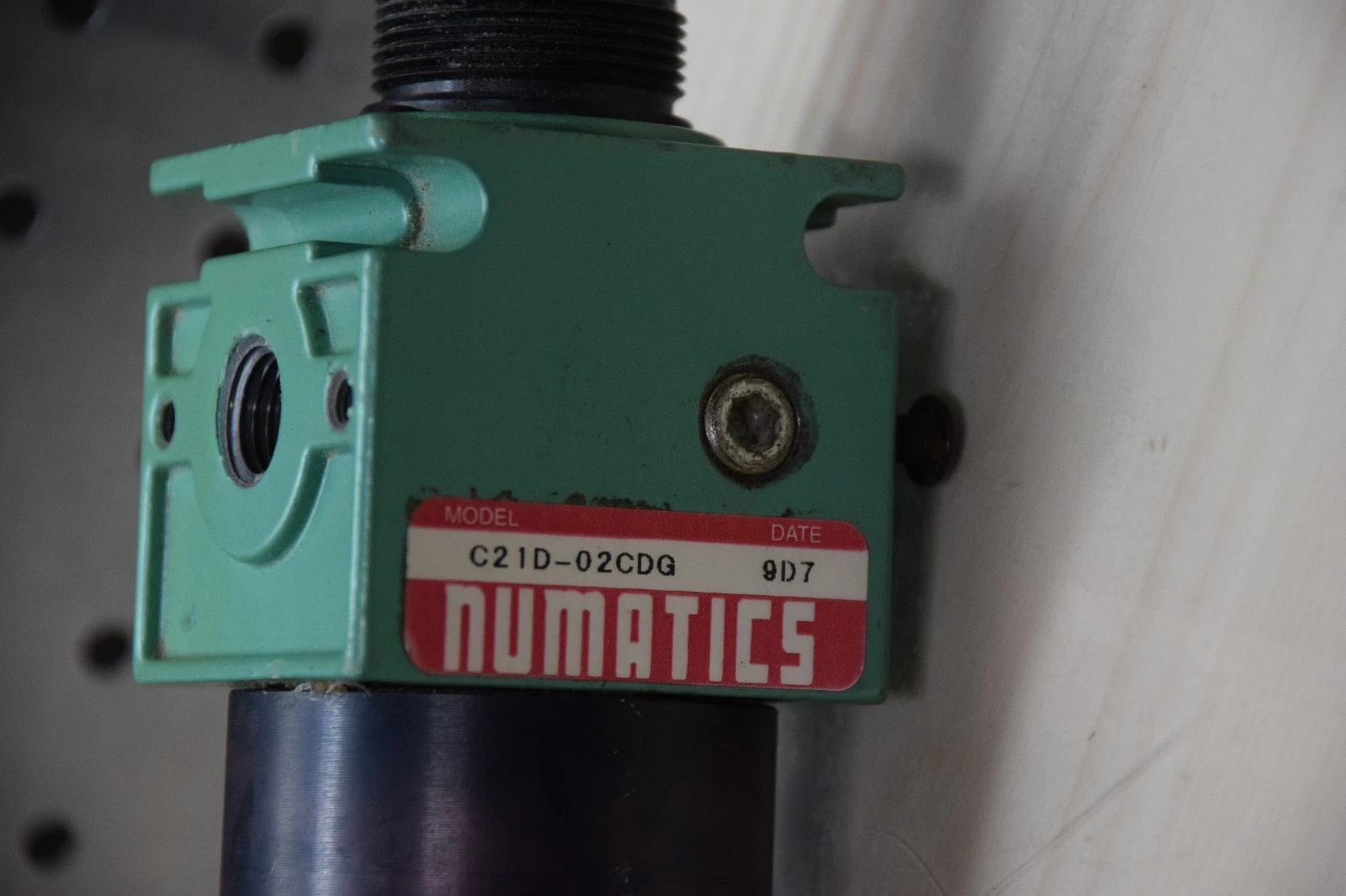 Used NUMATICS C21D-02CDG C21D02CDG 200psi FILTER REGULATOR W/GAUGE