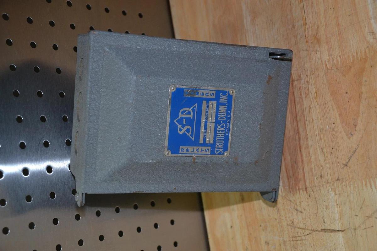 STRUTHERS-DUNN RELAYS TIMERS ENCLOSURE WITH A8HXXH3 115V RELAY NEW