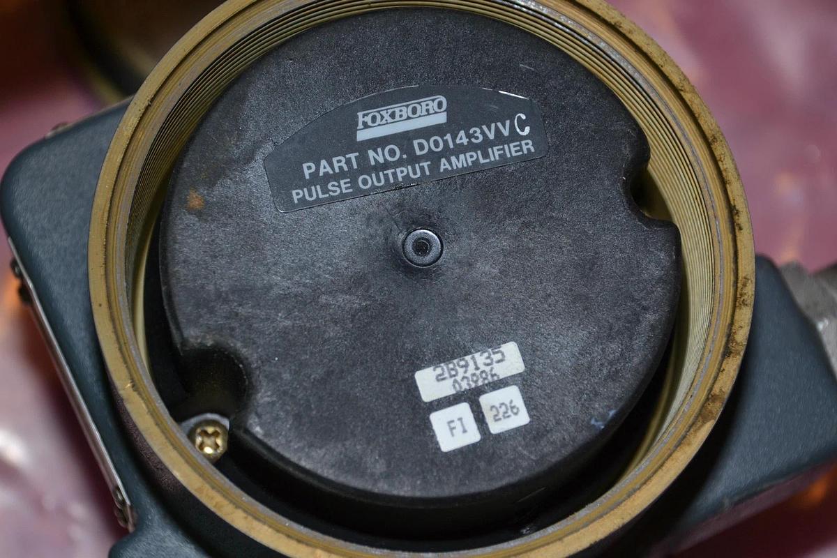 Used FOXBORO TRANSMITTER VORTEX FLOW METER E83 E83W-04SSPT ISD 3 3/4" E83W 04SSPT