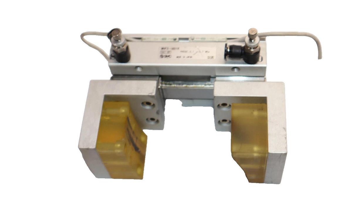 Used SMC MHF2-16D1R , MHF216D1R 0.1-0.7MPa Low-Profile Gripper Air Cylinder