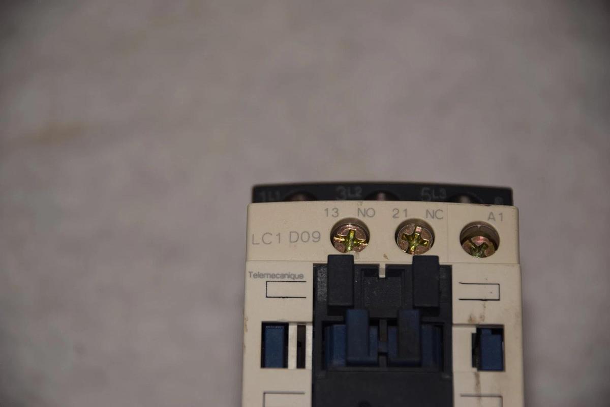 Used SQUARE D / TELEMECANIQUE LC1 D09 LC1D09 110V 50/60Hz CONTACTOR