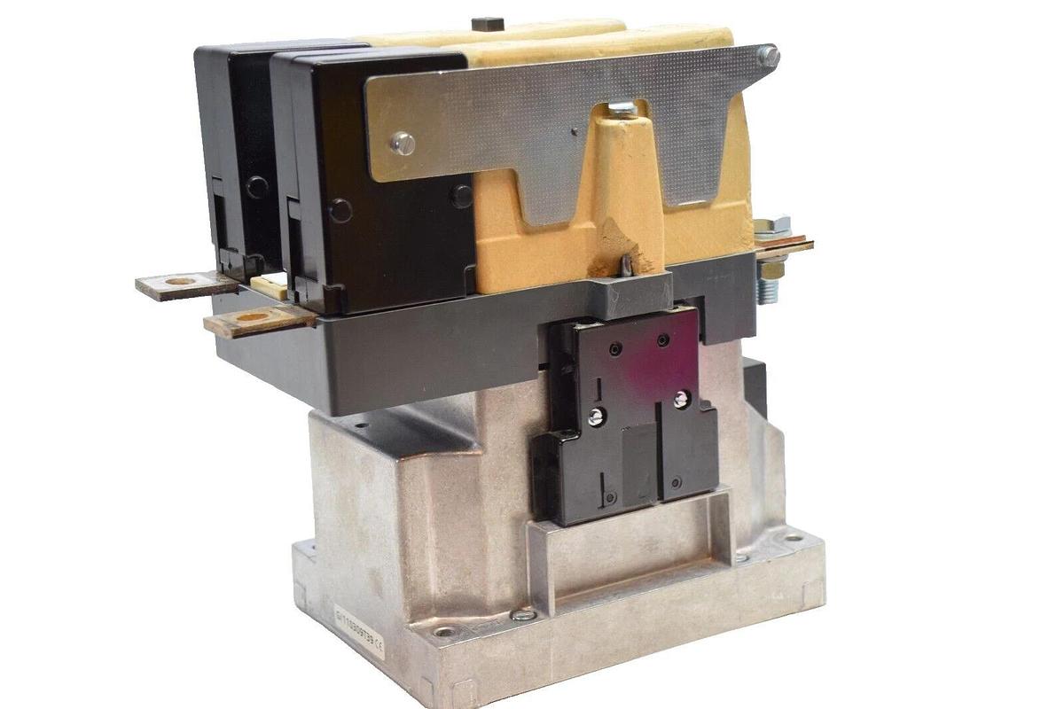 Used SIEMENS 3TC5217-0A , 3TC52170A 2P Contactor With 24V Coil *Chip*