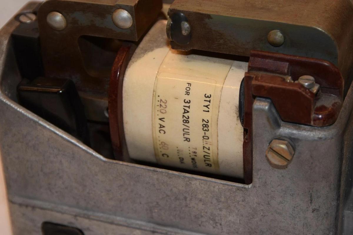 SIEMENS 3TA28/ULR 220V 60Hz Air Brake Contactor (NEW)