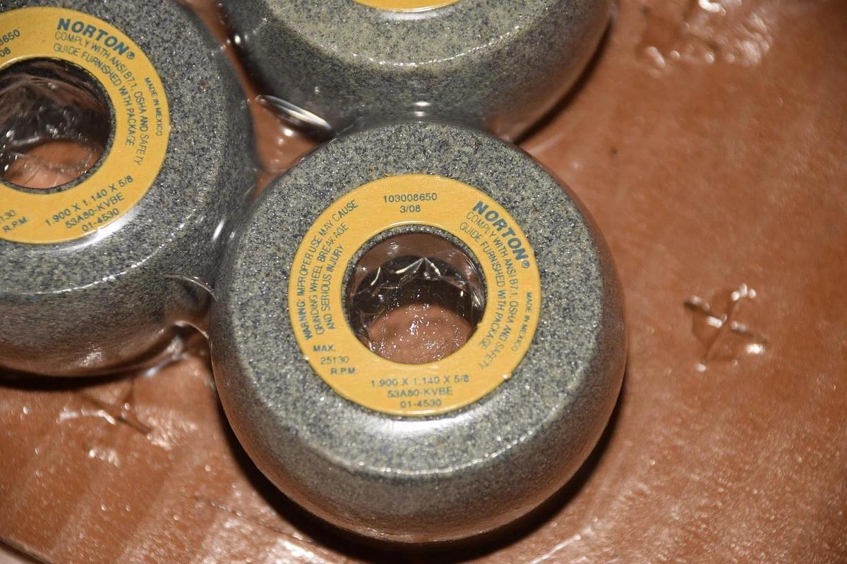 12) NORTON 53A80-KVBE ALUNDUM GRINDING WHEELS 1.900"x1.140"x5/8" NEW