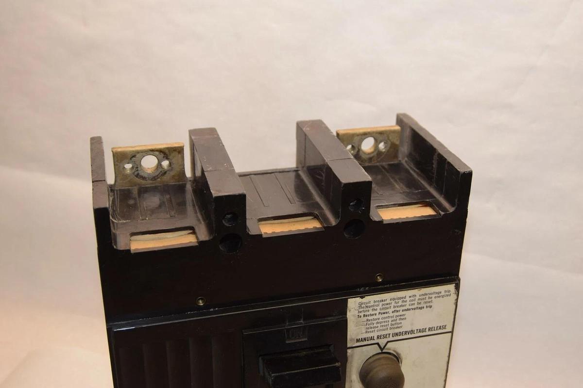 Used GENERAL ELECTRIC TJJ426Y400 250Vdc 400A 600Vac 2 Pole Circuit Breaker