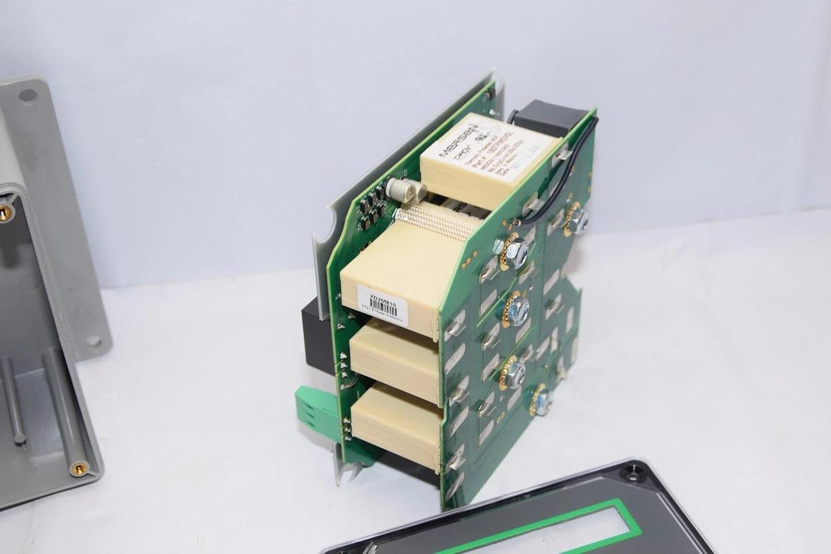 (NEW) SQUARE D SSP02XDSE10A XDSE 208Y 120V Type 2 Surge Protector *Cracked Case*