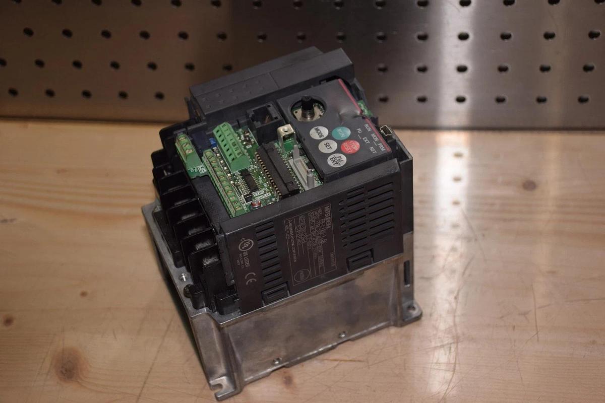 Used Mitsubishi Drive, FR-E720-1.5K FRE72015K Inverter 8A 3PH AC200-240V 0.2-400Mhz