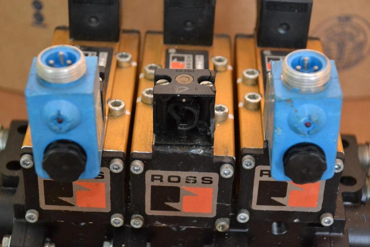 Used Ross Solenoid Valve Manifold (2) W6077B3431 (1) W6076B3437 (3) 665K91 Base