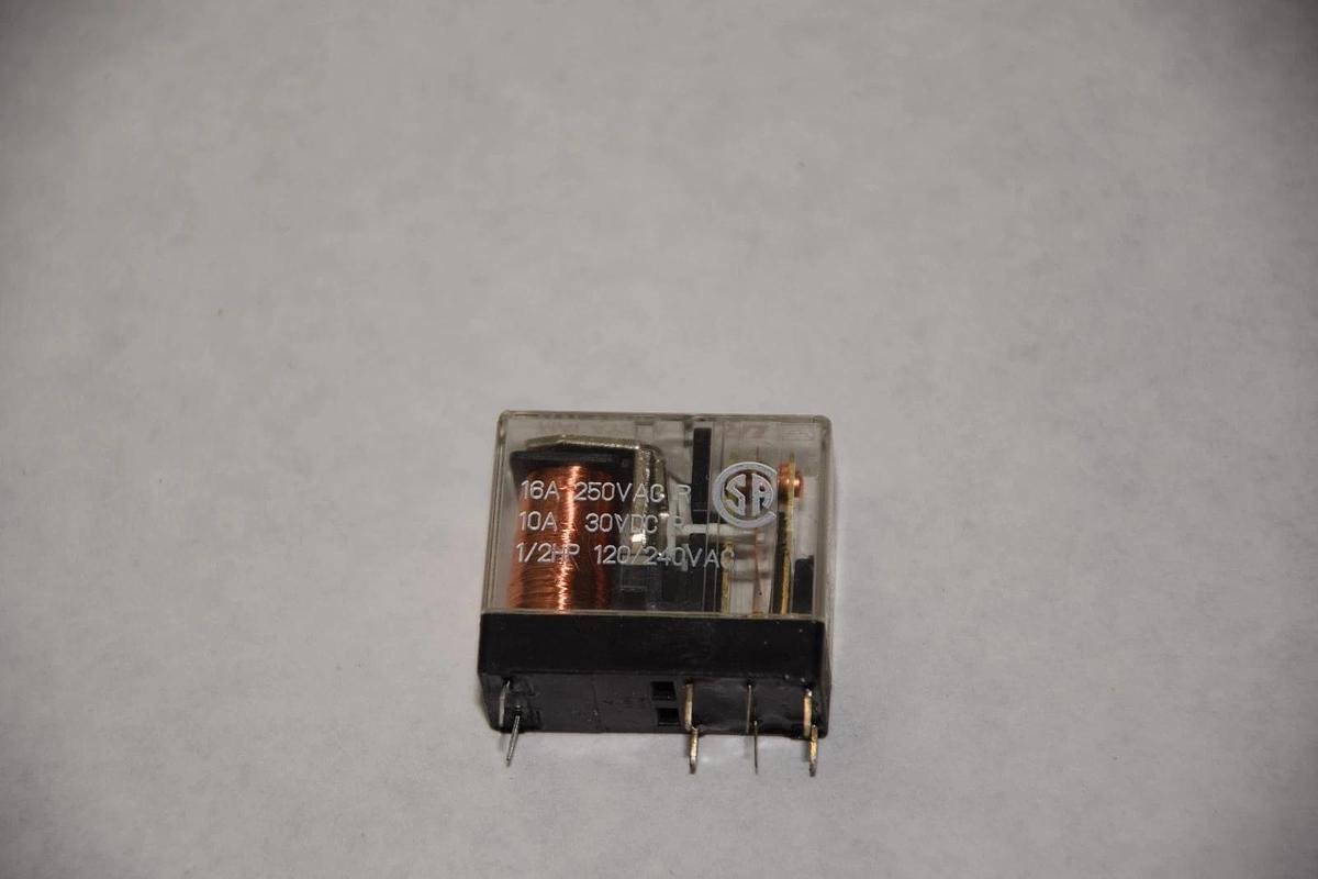 FUJITSU 611D012-K 16A, 250VAC 10A, 30VDC 1/2HP, 120/240VAC MINI RELAY NEW