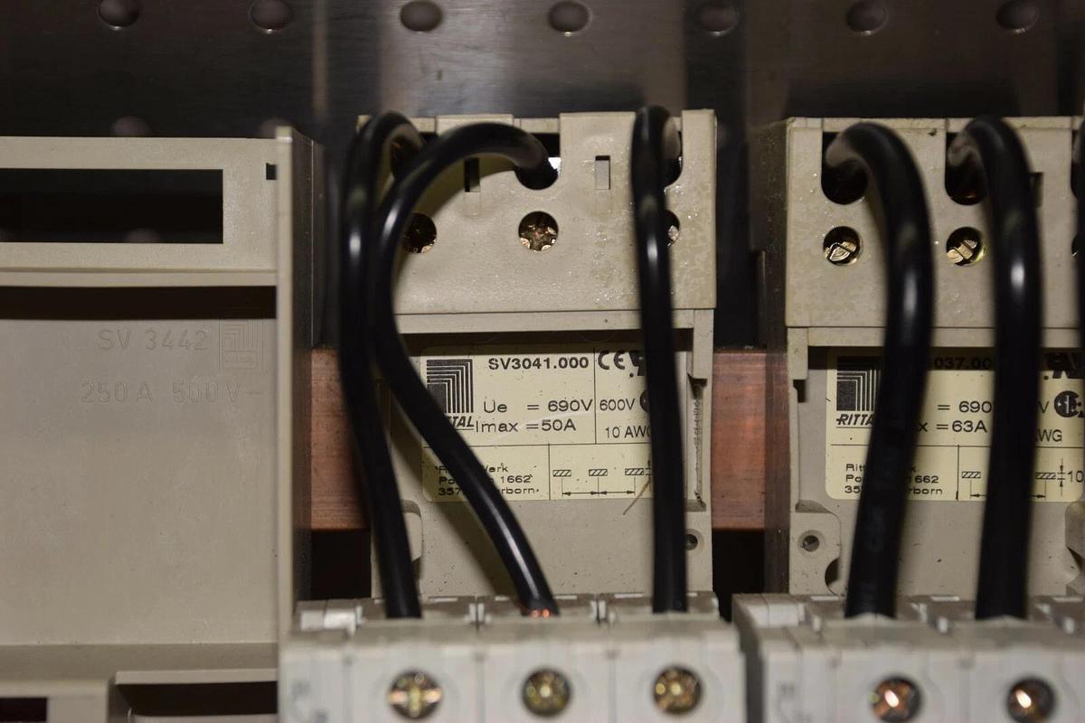 Used RITTAL RILINE BUSBAR SYSTEM 1662 35726 SV3041.000 WITH BREAKERS 50A 63A