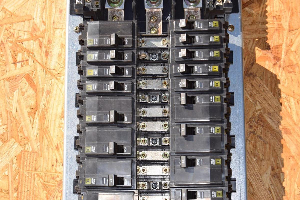 Used Square D 42 Circ 225A Main Lug Panelboard Interior NQOM442L225GSA 3ph 15a 20a 30