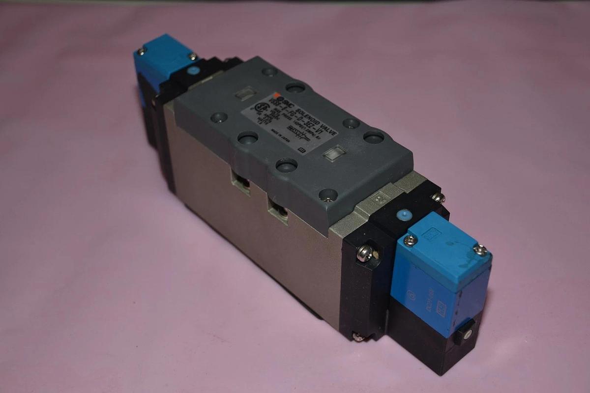 Used SMC VSS8-8-FG-D-3EZ-V1 VSS88FGD3EZV1 VALVE