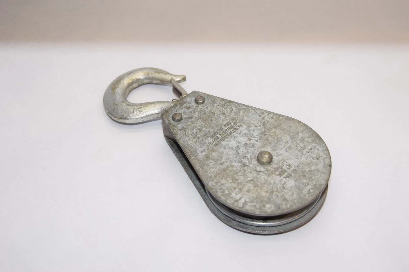 Used BLOCK DIVISION 1550lb 703kg Swivel Hook Pulley 3-1/2"