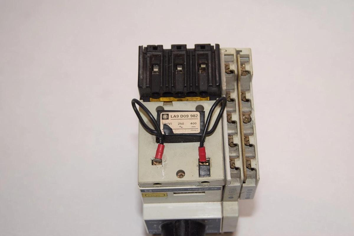 Used TELEMECANIQUE LD4-LC130 With LB1-LC03L13 Motor Starter LA1-LC010 Contact *Crack*