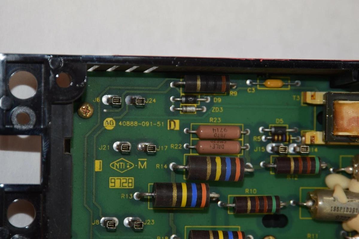 Used ALLEN BRADLEY 40888-091-51 D DRIVE BOARD WITH COVER