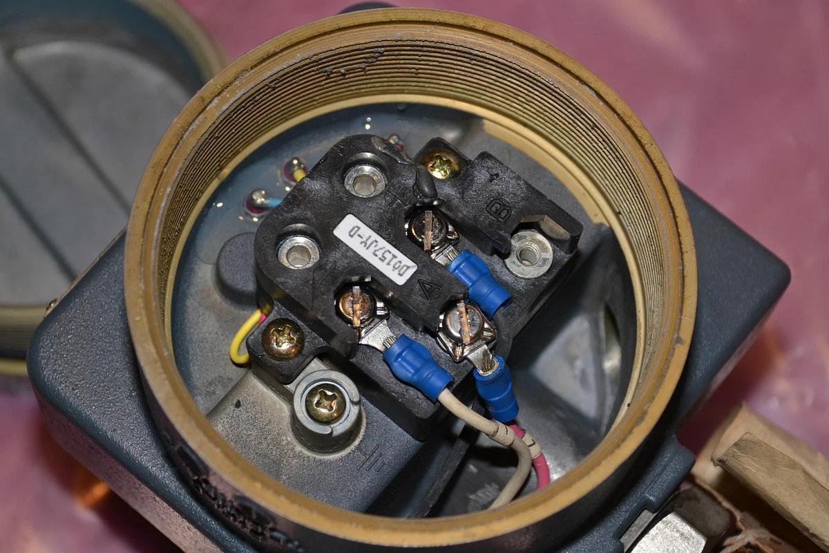 Used FOXBORO TRANSMITTER VORTEX FLOW METER E83 E83W-04SSPT ISD 3 3/4" E83W 04SSPT