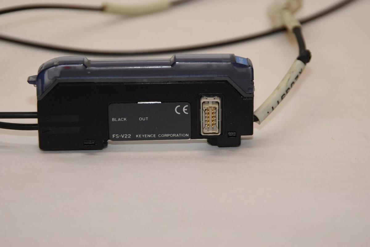 Used KEYENCE CORPORATION FS-V22 FSV22 Fiber Optic Sensor Amplifier