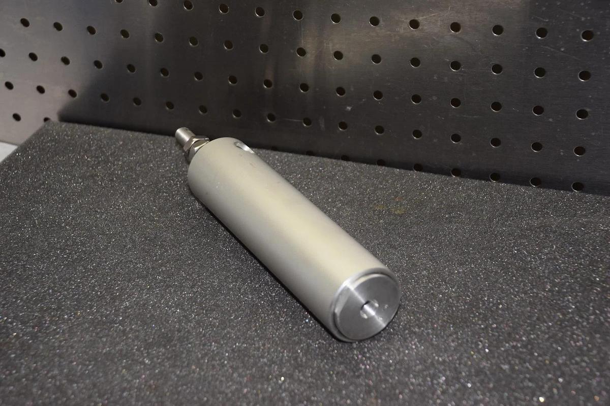 PNEUMATIC CYLINDER 7/16" SHAFT 4" STROKE 1-3/4" BODY NO NAME NEW