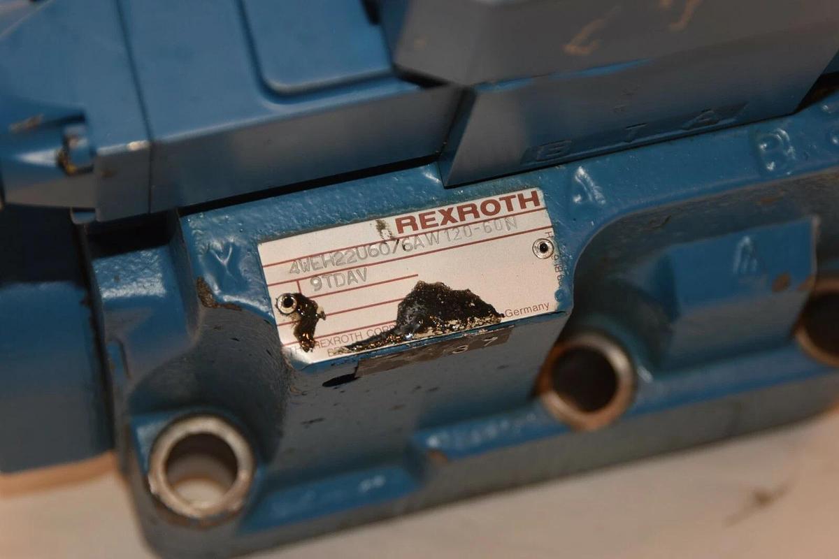 Used Rexroth Valve 4WEH22C60/6AW120-60N 9TDAV 4WE6J51/AW120-60N9DAV Valve Stack