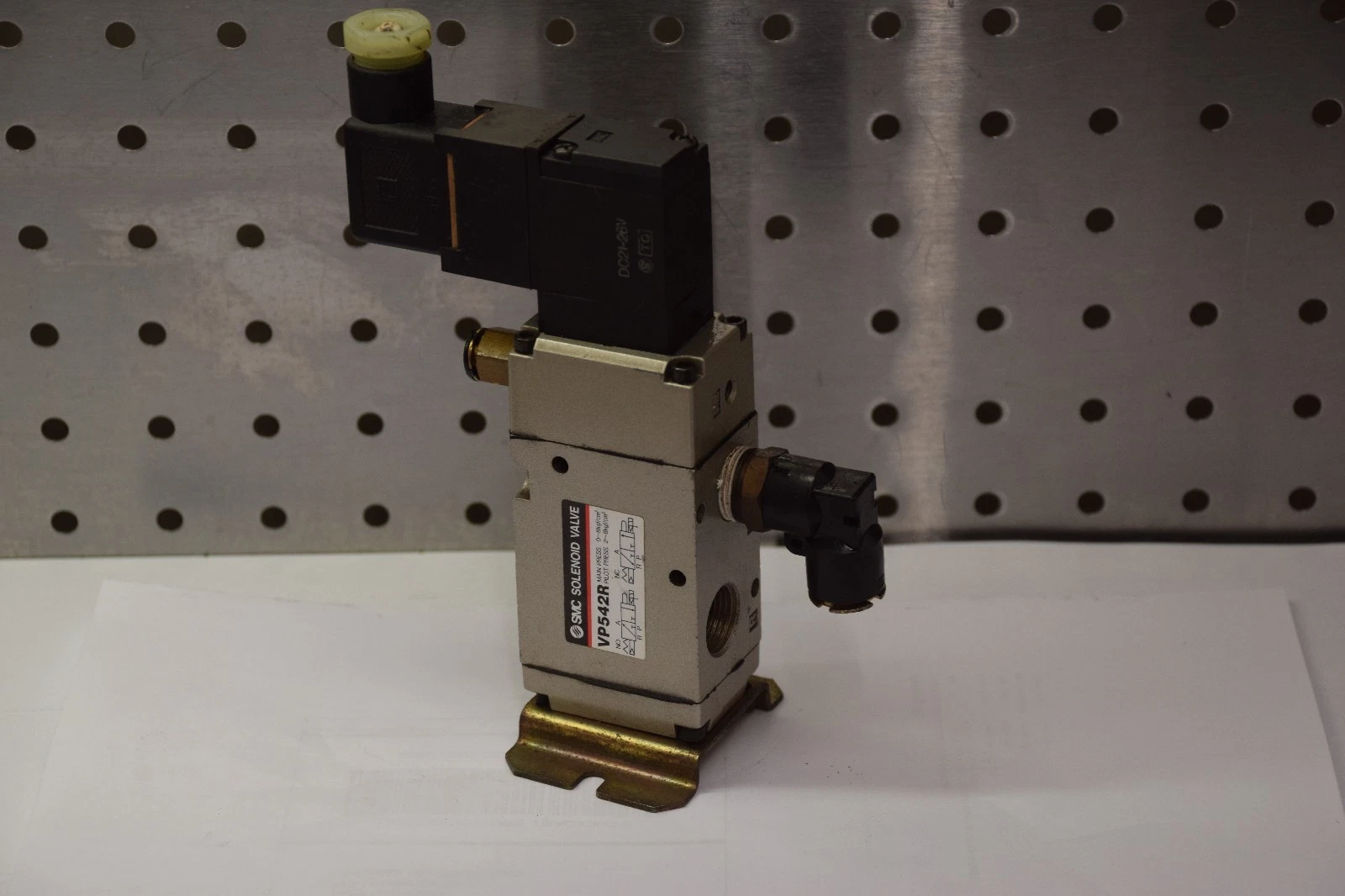 Used SMC VP542R 0~8kgf/cm2 2~8kgf/cm2 SOLENOID VALVE
