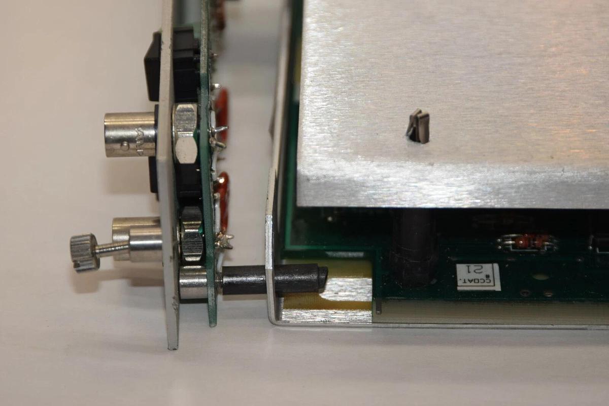 BENTLY NEVADA 3300/01-01-00 System Monitor (New has a broken faceplate stand off