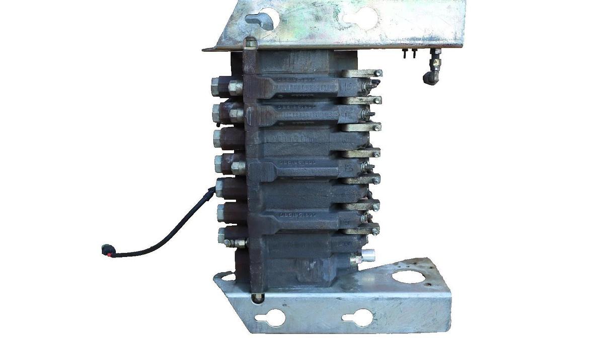 Used Altec 352-20070 , 35220070 , DB5195.800 Hydraulic Valve Block 7 Spool