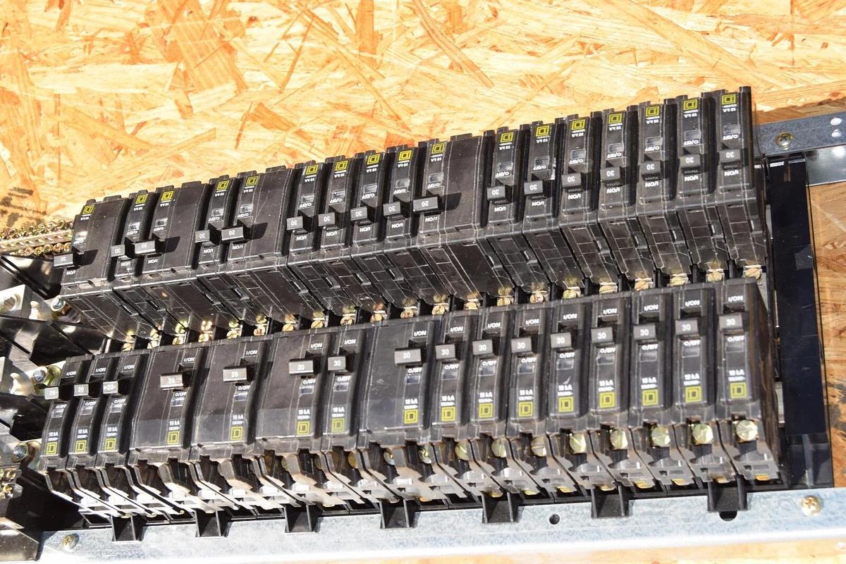 Used Square D 42 Circ 225A Main Lug Panelboard Interior NQOM442L225GSA 3ph 20a 30a