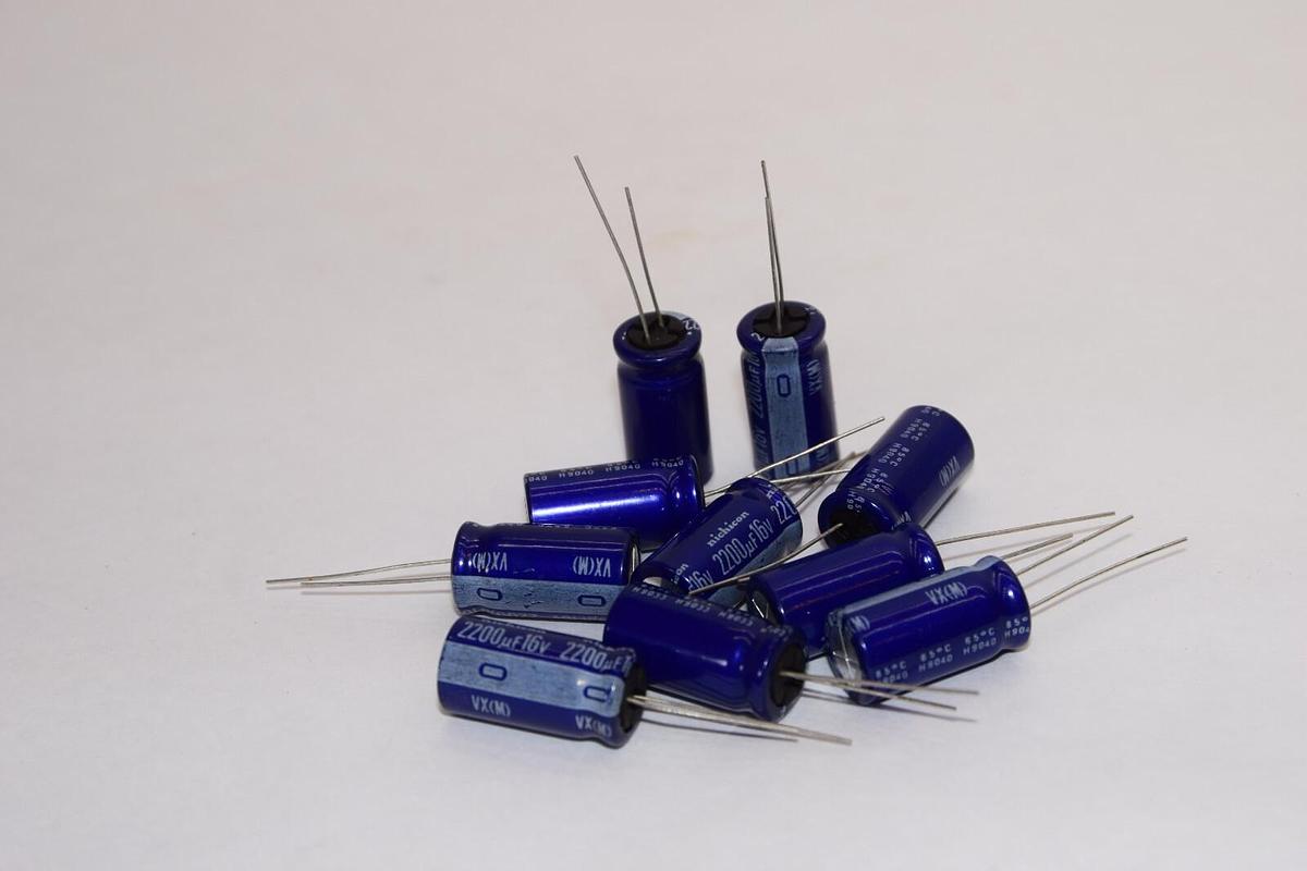(NEW - Lot of 10) NICHICON CAPACITOR 2200uf 16V H9040 85C Capacitor