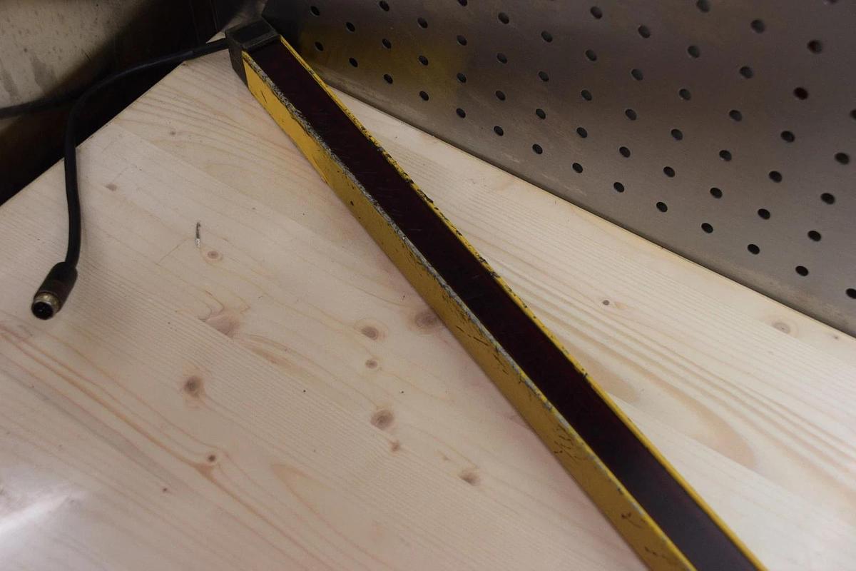 Used STI MICRO 70117-1042 MC47SR-20-1125-X TRANSMITTER SAFETY LIGHT CURTAIN