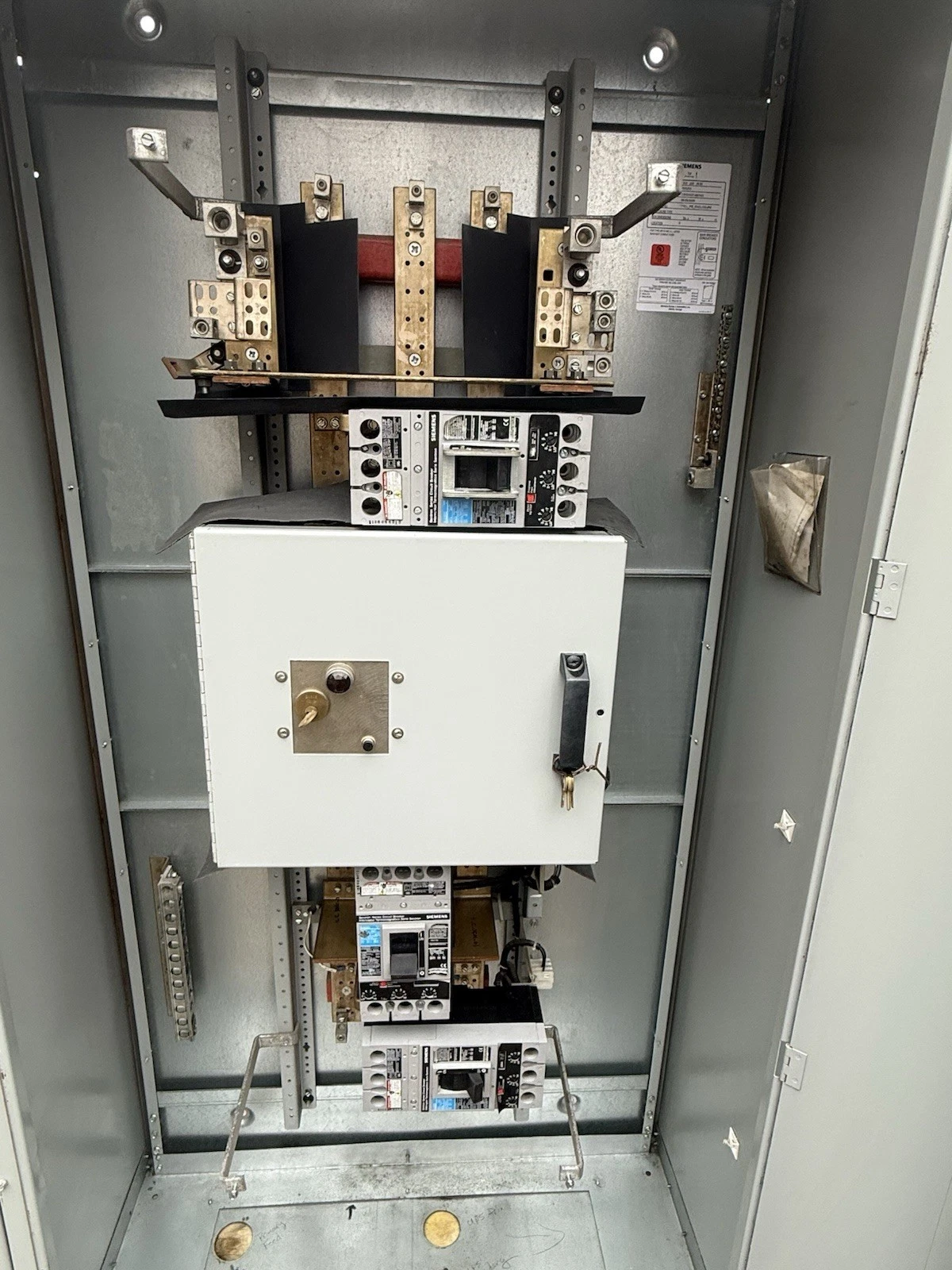 Used Siemens P4E75ML400ETS P4 Panelboard 400A 480/277V 3PH 400 Amp 3 Breaker Mbpass