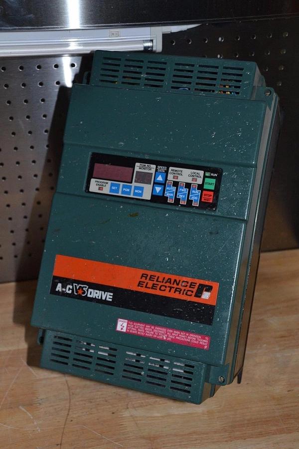 Used RELIANCE ELECTRIC 2GU41001 AC VS DRIVE GP-2000 460V 2.5A 50/60HZ 3Phase