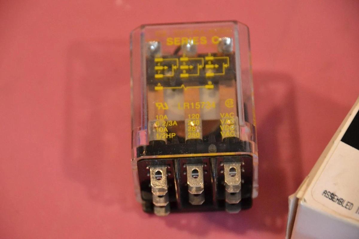 SQUARE D RELAY 8501 KUD13P14V53 8501-KUD13P14V53 SER. C 24V 3 PDT 10A NEW