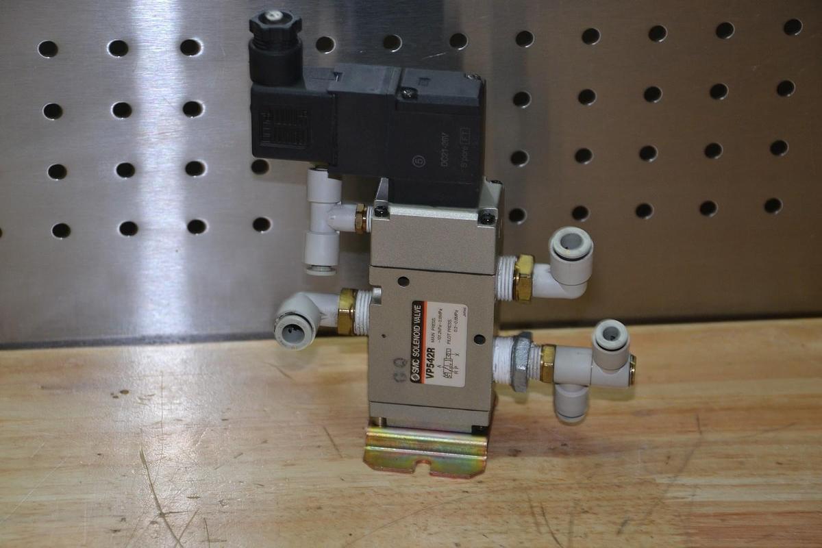 Used SMC VP542R -101.2kPA/0.8MPa 0.2~0.8MPa SOLENOID VALVE